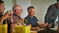 Twee specialisten in gesprek over veiligheidstraining op locatie