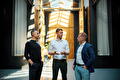 Arbospecialist in gesprek met opdrachtgever op locatie