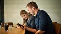 Twee professionals bekijken arboadvies op telefoon