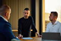 Teamoverleg over ISO 45001 certificering en audit