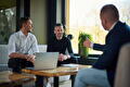 Drie mannen in gesprek tijdens training V&G-coördinator ontwerpfase