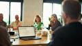Overleg over werkplekinspectie met team rondom tafel
